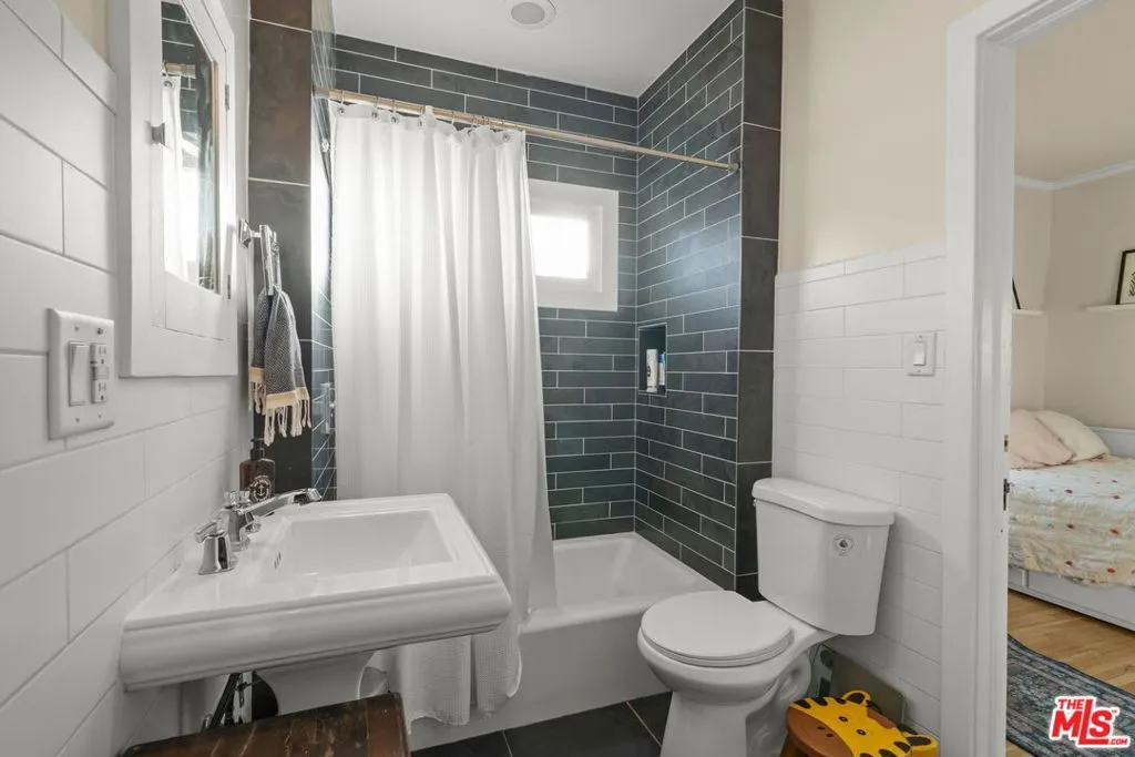 646 N Dillon Street, Los Angeles, California 90026 home-pic-26